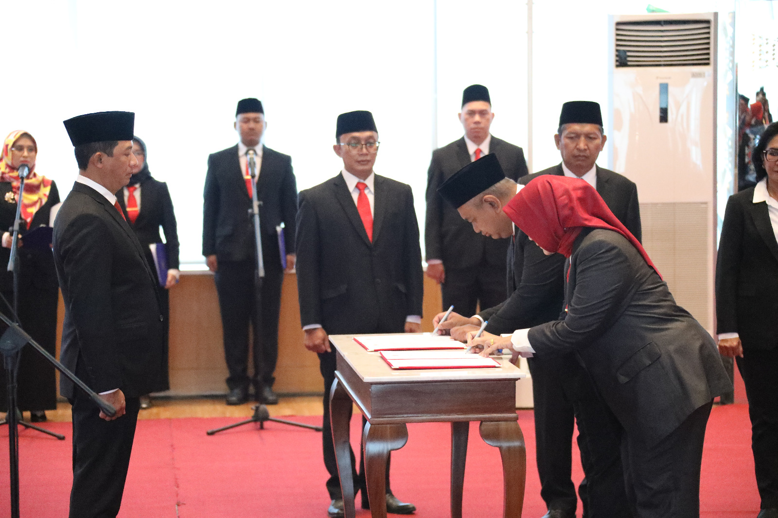 Perwakilan pejabat yang dilantik menandatangani dokumen disaksikan oleh Kepala BNPB Letjen TNI Suharyanto di Graha BNPB, Jakarta pada Selasa (21/3)